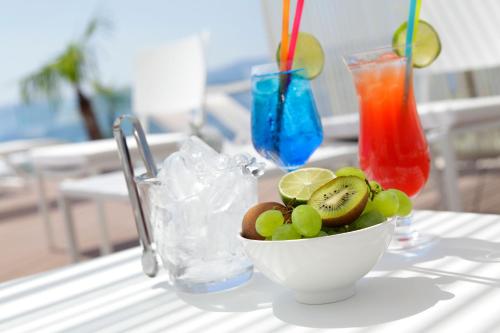 a bowl of fruit on a table with drinks at Lifestyle Hotel Vitar - Adults Only in Bol