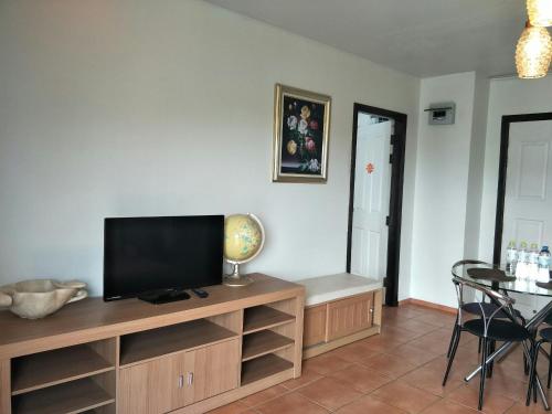 Μια τηλεόραση ή/και κέντρο ψυχαγωγίας στο Lomsabai Apartments