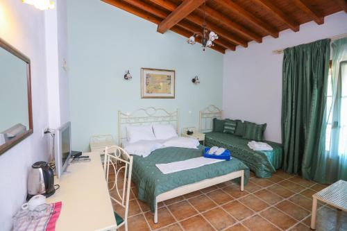 sypialnia z 2 łóżkami w pokoju w obiekcie Skiathos Island Suites w mieście Troulos