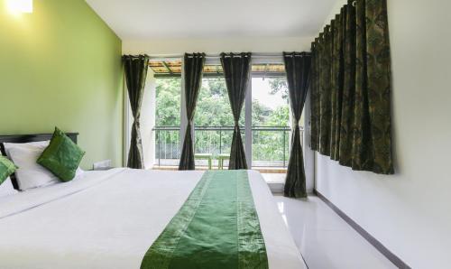 Postel nebo postele na pokoji v ubytování Treebo Laa Gardenia Resort, Nilavoor Lake