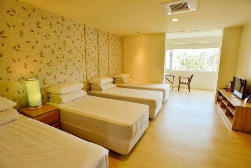 เตียงในห้องที่ Chengching Lakefront Resort