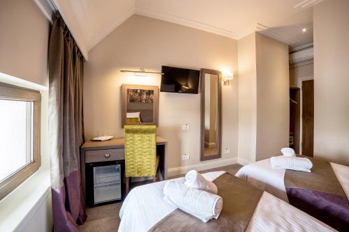 Katil atau katil-katil dalam bilik di The Frontier Hotel