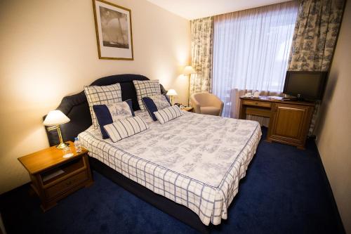سرير أو أسرّة في غرفة في Skandinavia Country Club and SPA