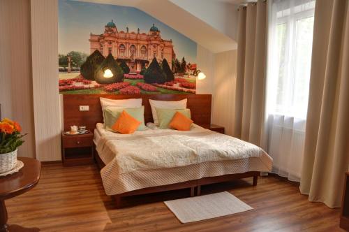 Un pat sau paturi într-o cameră la Hotel Leopolis