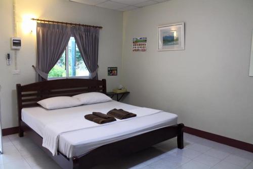 เตียงในห้องที่ Baan Suan Nam Resort