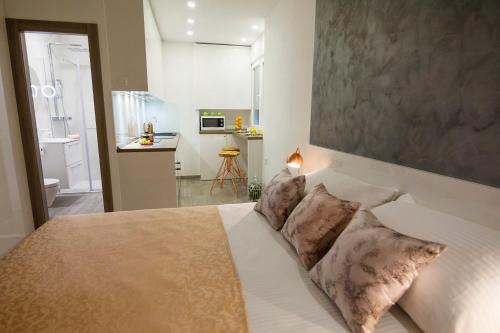 Postel nebo postele na pokoji v ubytování Rose Gold Rooms & Studio with balcony