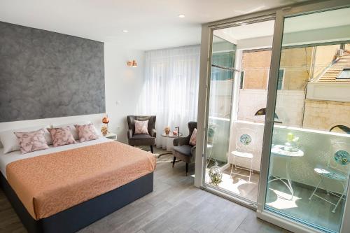 Rose Gold Rooms & Studio with balcony