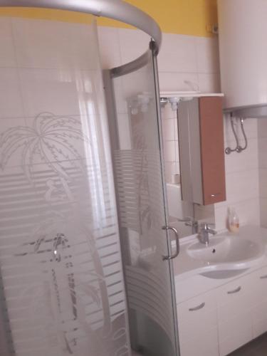 Ένα μπάνιο στο Apartments Residence Info Tourist