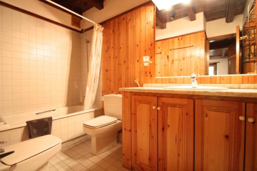 a bathroom with a sink and a toilet and a tub at Pleta Aldosa, Casa rustica con chimenea y jardin, Zona Vallnord in La Massana