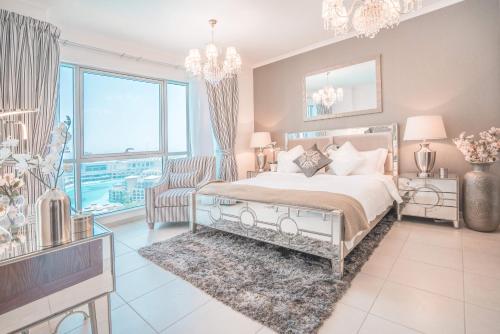 Giường trong phòng chung tại Elite Royal Apartment - Full Burj Khalifa & Fountain View - Crystal