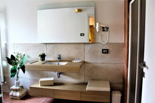 a bathroom with a sink and a mirror at B&B Arco di Vino in Marano di Valpolicella