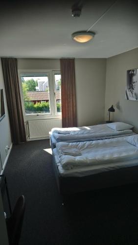 מיטה או מיטות בחדר ב-BriQ Hotell