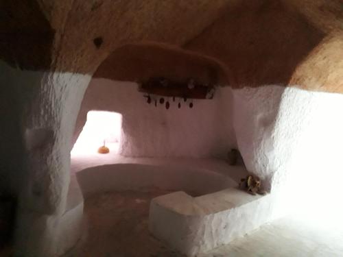 a room with a bath tub in a cave at Au Trait d'Union Tijma Matmata in Matmata