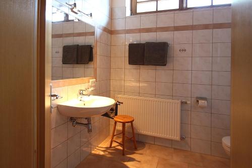 Appartement Ferienglück في سولدن: حمام مع حوض ومقلاه