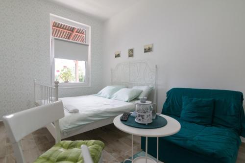 1 dormitorio con cama, sofá y mesa en Drina - Bajina Basta, en Bajina Bašta