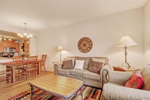 - un salon avec un canapé et une table dans l'établissement PP301 Passage Point, à Copper Mountain