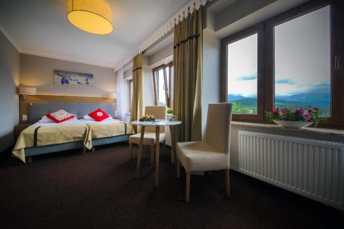 Posteľ alebo postele v izbe v ubytovaní HOTEL*** NAT Bukowina Tatrzańska