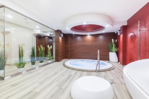 a large bathroom with a jacuzzi tub at Hotel Beskid in Nowy Sącz