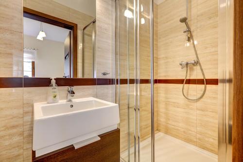 a bathroom with a sink and a shower at POD DEBEM Kompleks Zeglarsko-Rekreacyjny in Ruciane-Nida