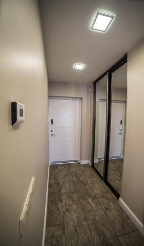 an empty hallway with a door and a mirror at Mieterlux 22 in Klaipėda