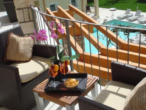 Bazén v ubytování Hotel Baia dei Pini nebo v jeho okolí