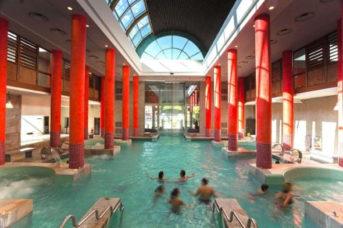 un groupe de personnes dans une piscine dans un bâtiment dans l'établissement Les FEICHES et MARGUERITES, à Ignaux