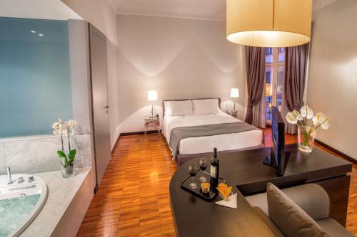 une chambre d'hôtel avec un lit et une baignoire dans l'établissement Suitedreams, à Rome