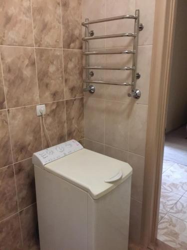 een badkamer met een toilet en een douche bij Apartment on Parusna in Chornomorsk