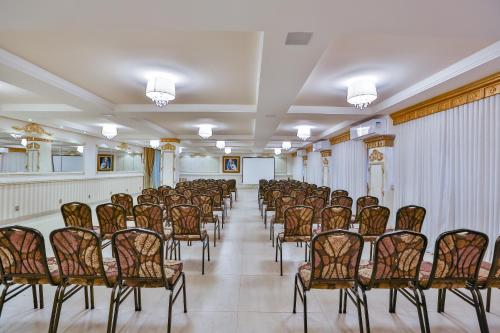 a room with a bunch of chairs in it at Golden Lis Hotel Boutique in Goiânia