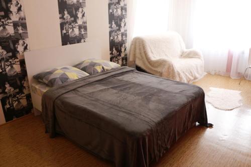 トムスクにある"GOOD NIGHT" on Lytkina 12-2のベッドルーム1室(ベッド1台、椅子、窓付)