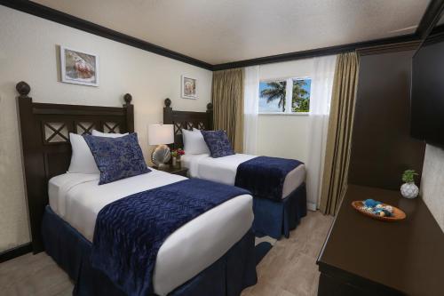 um quarto de hotel com duas camas e uma janela em Westgate Cocoa Beach Resort em Cocoa Beach