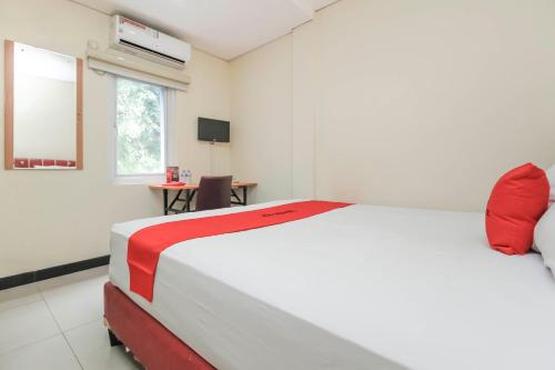 Tempat tidur dalam kamar di RedDoorz Plus @ Jalan Pemuda Jakarta