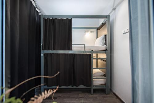 Ένα μπάνιο στο Bedbox Hostel