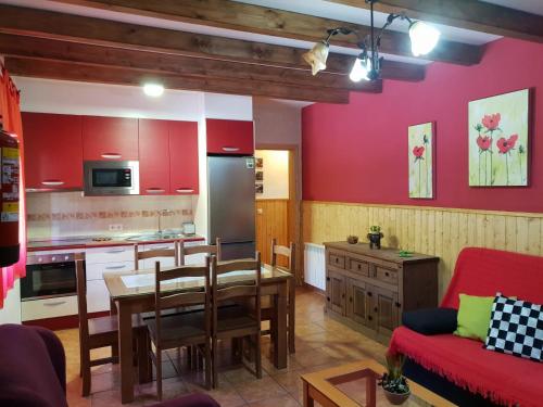 cocina y sala de estar con mesa y sofá en Alojamiento Alarcon, en Arroyo Frío