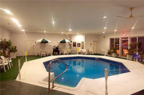 Bazén v ubytování Colonel Williams Resort and Suites nebo v jeho okolí