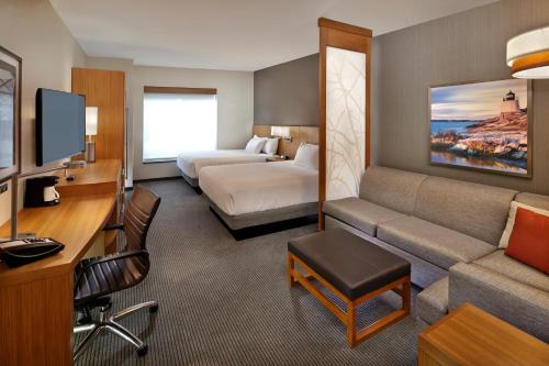 ein Hotelzimmer mit einem Bett und einem Sofa in der Unterkunft Hyatt Place Warwick/Providence Airport in Warwick