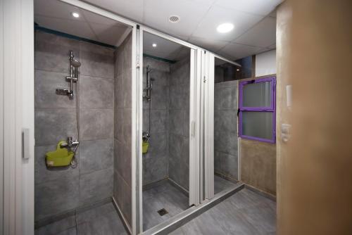 Salle de bains dans l'établissement Bedbox Hostel