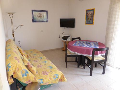 a living room with a couch and a table and a television at Ferienwohnung Dalmatien in Dugi Rat