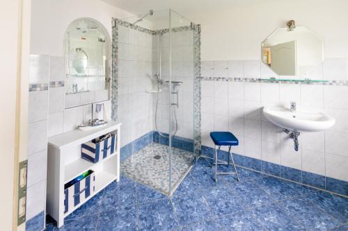 W łazience znajduje się prysznic, umywalka i toaleta. w obiekcie Urlaub in Kühlungsborn w mieście Fulgen