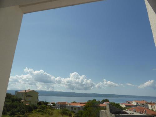 a view from a window of a city and the ocean at Ferienwohnung Dalmatien in Dugi Rat