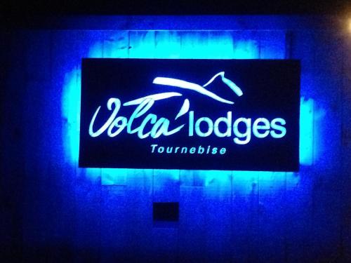 a sign for aolilla lobes tomoiselle on a wall at Les Volca'lodges de Tournebise in Saint-Pierre-le-Chastel