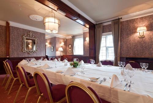 Best Western Plough and Harrow Hotelにあるレストランまたは飲食店