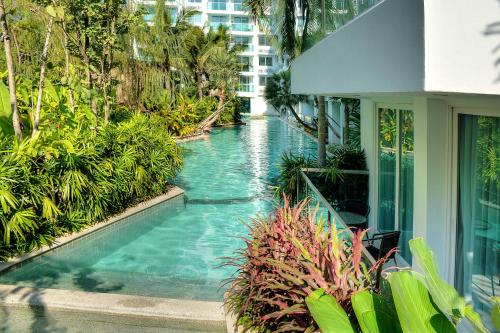 Bazén v ubytování Amazon Residence Unit B1-217 nebo v jeho okolí