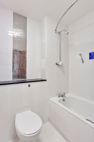 Best Western Plough and Harrow Hotelにあるバスルーム