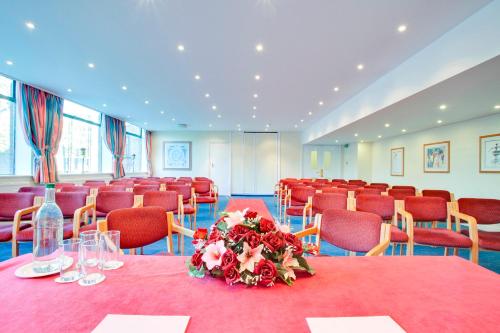 Best Western Plough and Harrow Hotelにあるビジネスエリアまたは会議室