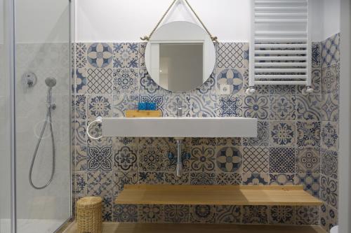 ein Bad mit einem Waschbecken und einem Spiegel in der Unterkunft ARCH. in San Sebastián