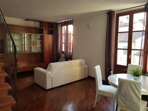 a living room with a white couch and a table at In Piazzetta in Pisa