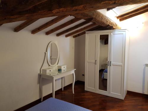 a room with a dressing table and a mirror at In Piazzetta in Pisa