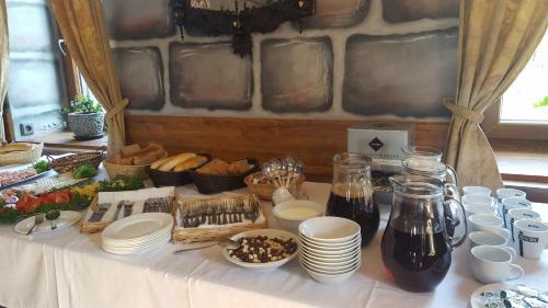a table topped with plates and bowls of food at Hotel Camelot in Tisá