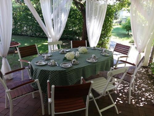 a table with a green and white table cloth at Scheunenhaus Kienspan in Tornitz